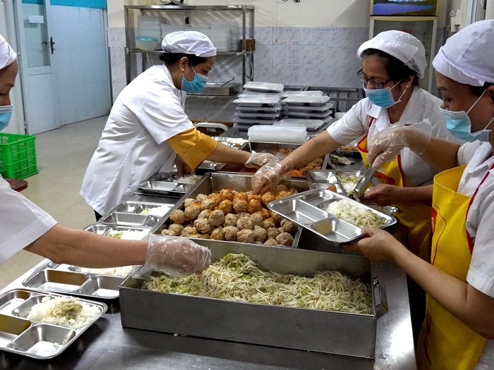 Cách Nhận Biết Thực Phẩm Bẩn Trong Suất Ăn Trường Học