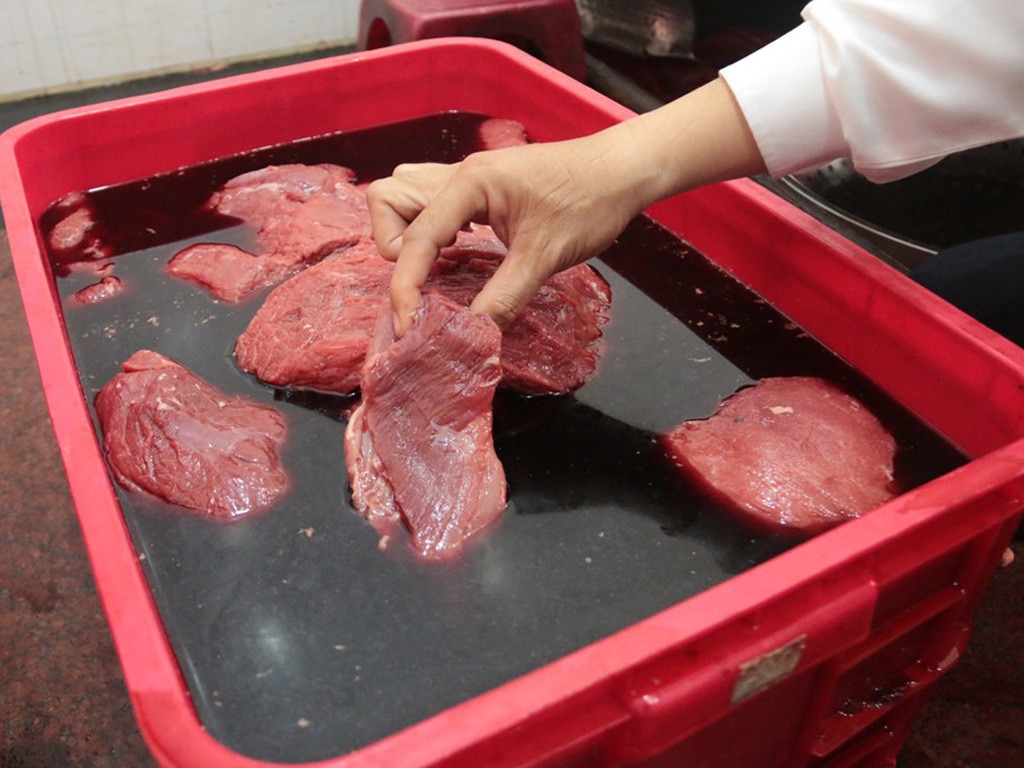 Thịt heo ngậm nước có màu sắc bất thường Thịt heo ngậm nước có màu sắc bất thường
