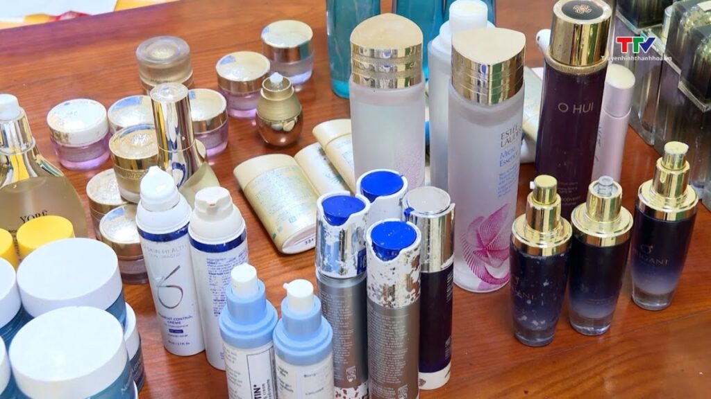 Lọ mỹ phẩm giả không có nguồn gốc bị thu giữ