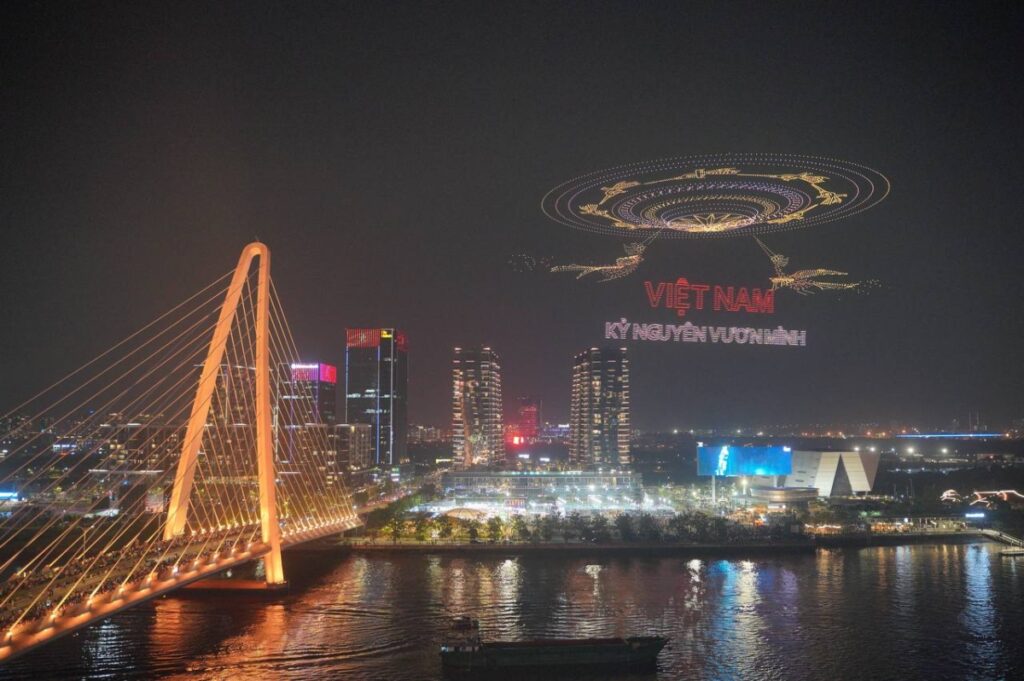 Drone tạo hình “Việt Nam – Kỷ nguyên vươn mình” bên cầu Thủ Thiêm trong đêm 30/4 Drone tạo hình “Việt Nam – Kỷ nguyên vươn mình” bên cầu Thủ Thiêm trong đêm 30/4