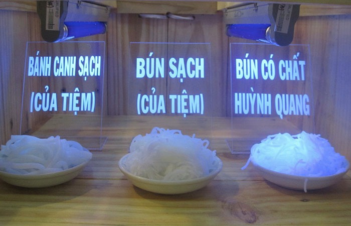 Dùng đèn UV kiểm tra bún chứa huỳnh quang