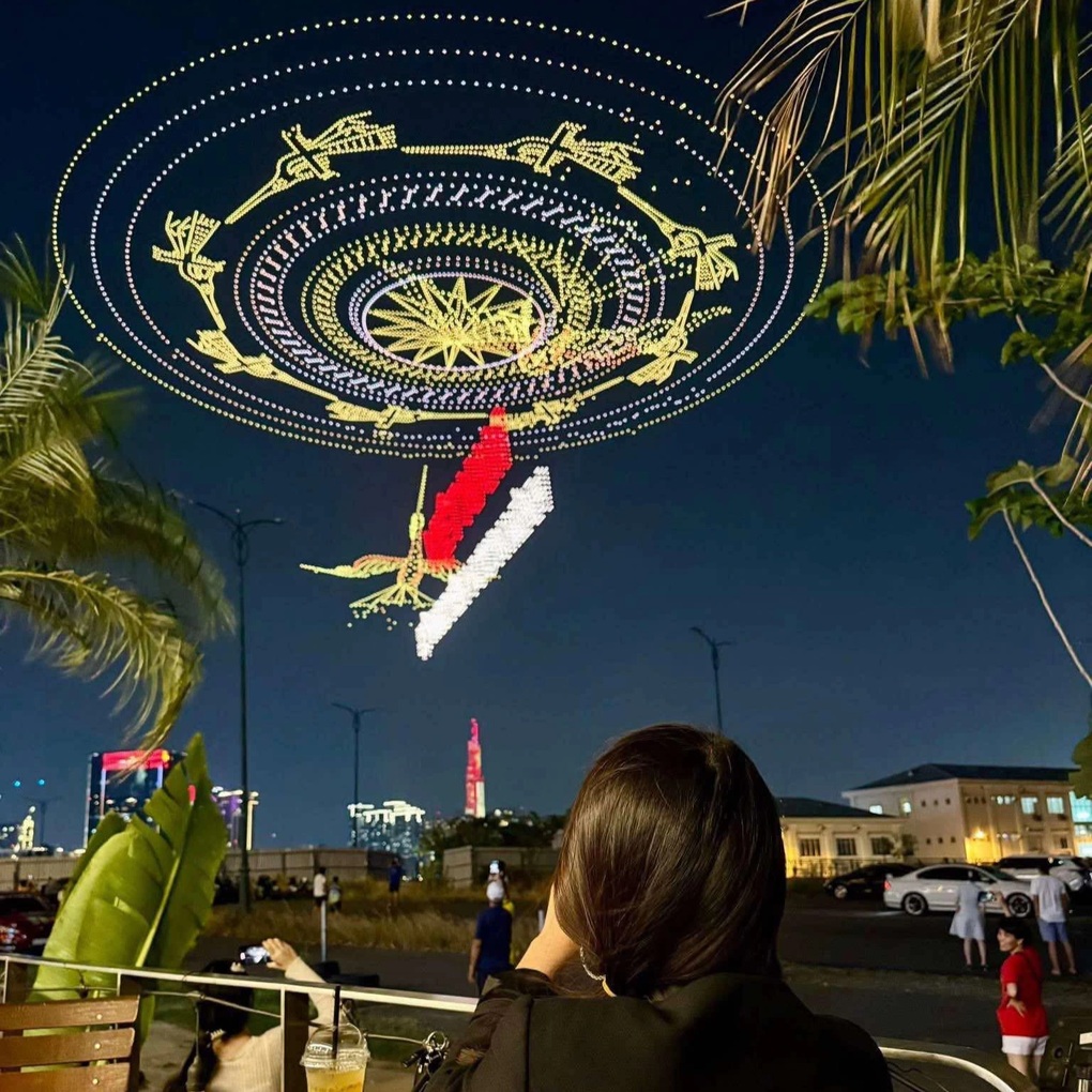 Người dân theo dõi màn trình diễn nghệ thuật bằng drone trong sự kiện tối 30/4 tại TP.HCM Người dân theo dõi màn trình diễn nghệ thuật bằng drone trong sự kiện tối 30/4 tại TP.HCM