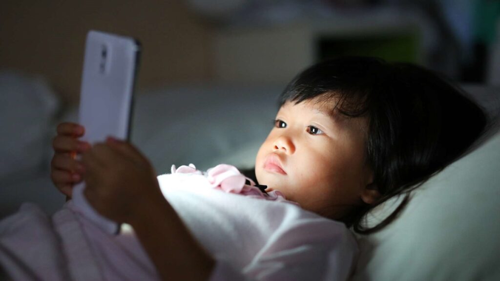 Tình trạng trẻ em ngủ muộn đang trở nên phổ biến và gây ảnh hưởng nghiêm trọng đến sức khỏe thể chất và tinh thần.