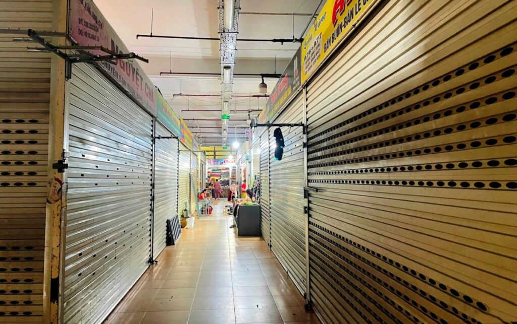 Tiểu thương đóng cửa hàng loạt vì sợ bị truy thu