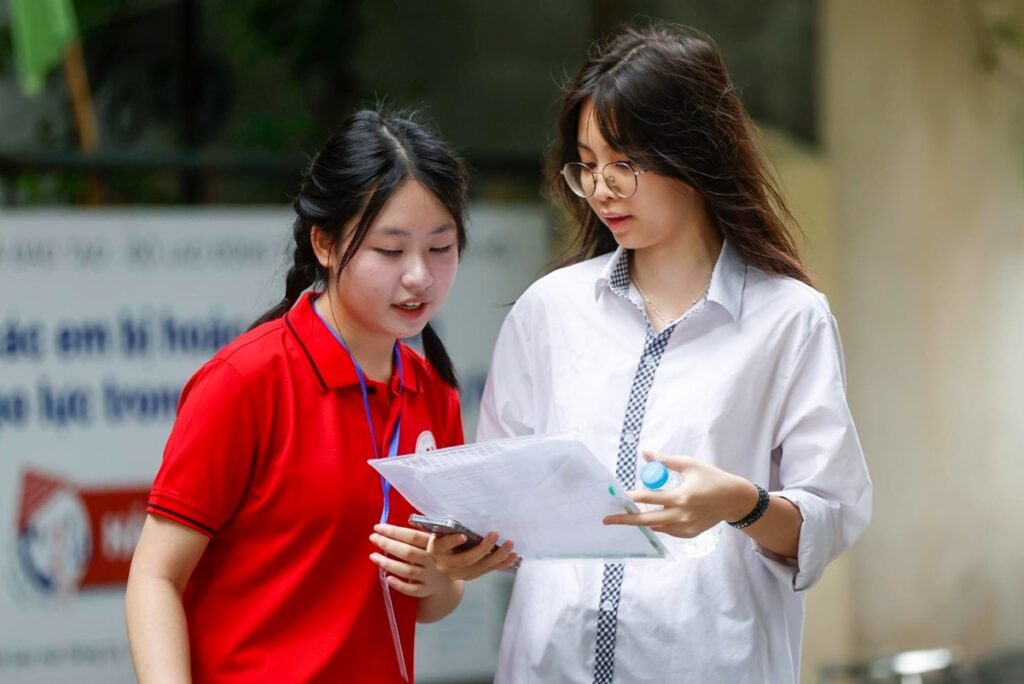 Phụ huynh hỗ trợ con tra cứu điểm thi vào 10 Hà Nội 2025