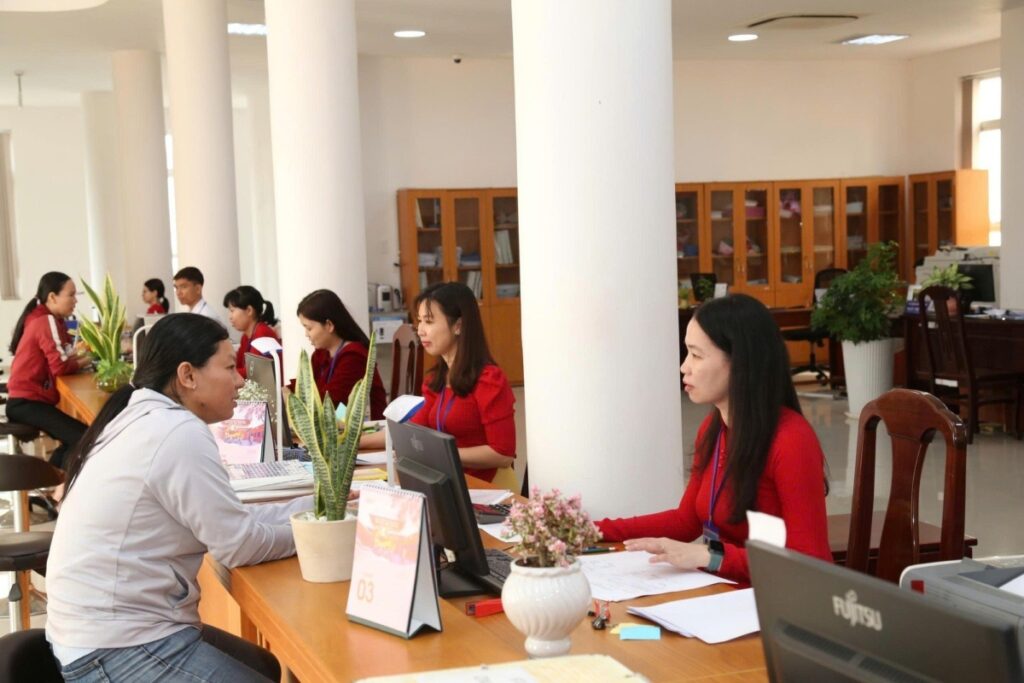 Người dân nhận mức hỗ trợ 100.000 đồng từ Chính phủ
