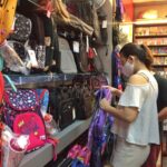 Ba mẹ cùng con chuẩn bị dụng cụ học tập trước thềm năm học mới