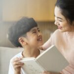 Cha mẹ cùng con chuẩn bị khai giảng năm học mới với tâm trạng hào hứng.