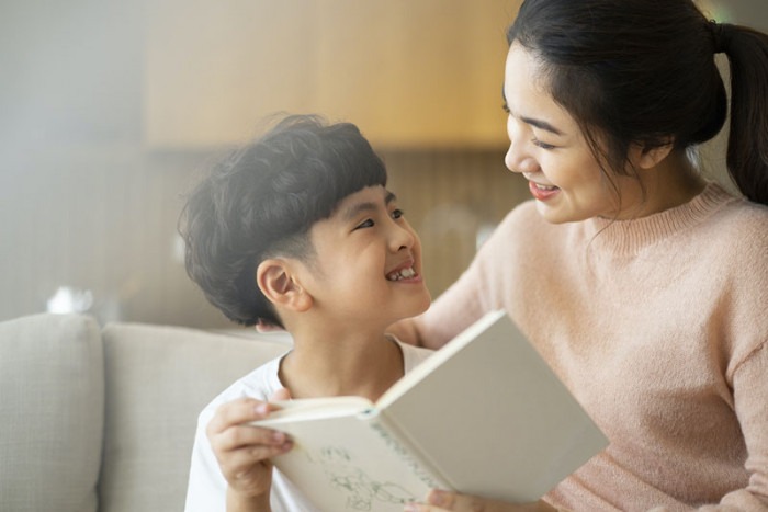 Cha mẹ cùng con chuẩn bị khai giảng năm học mới với tâm trạng hào hứng.