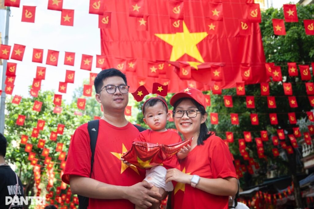 Vợ chồng trẻ hào hứng với thông tin tặng 100k ngày 2/9 Vợ chồng trẻ hào hứng với thông tin tặng 100k ngày 2/9