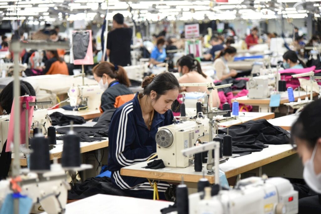 Phụ nữ vui mừng vì lương tăng năm 2026