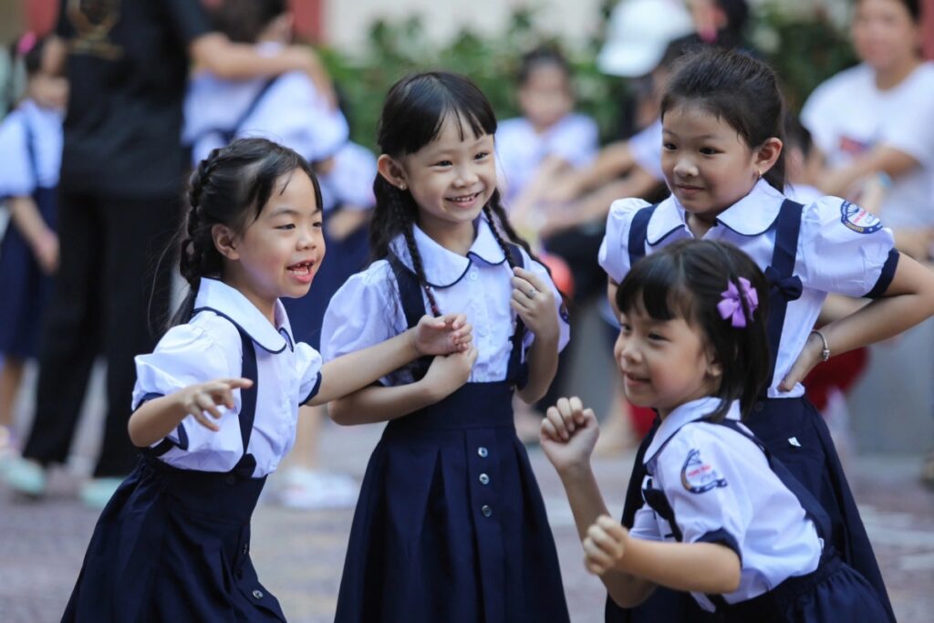 Bí quyết giúp cha mẹ chuẩn bị hiệu quả khi học sinh lớp 1 tựu trường sớm: từ tâm lý, đồ dùng học tập đến nề nếp sinh hoạt và lịch khai giảng mới.