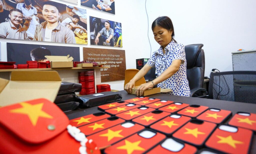 Người khuyết tật nhận tiền hỗ trợ thông qua ủy quyền