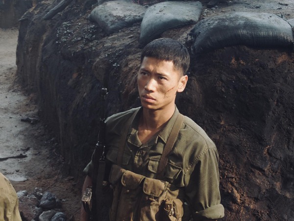 Sen hóa điên trong Mưa Đỏ – Lá Thư Tay Của Người Lính Và Nỗi Nhớ Về Hậu Phương Sen hóa điên trong Mưa Đỏ – Lá Thư Tay Của Người Lính Và Nỗi Nhớ Về Hậu Phương