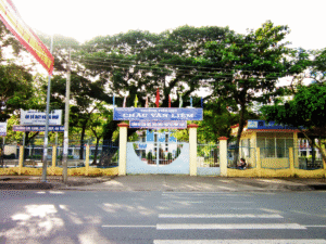 Con học trường tư thục có được miễn học phí không năm 2025?